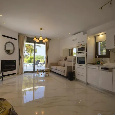 Aura Beachfront Private Pool Casa vacanze