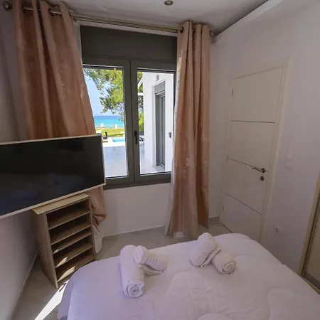 Aura Beachfront Private Pool *