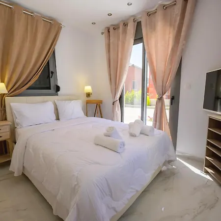 بيت للعطل Aura Beachfront Private Pool