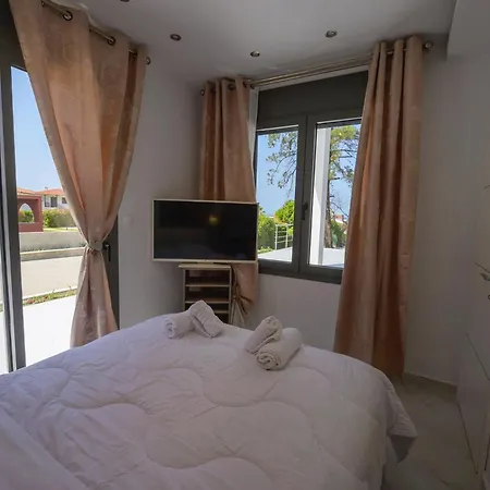 Aura Beachfront Private Pool بيت للعطل