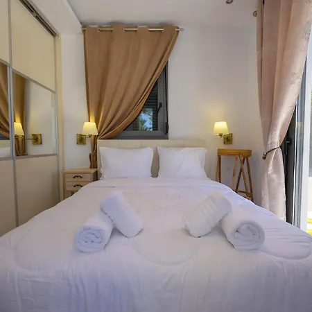 Aura Beachfront Private Pool بيت للعطل *