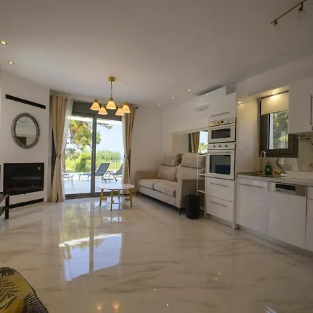 بيت للعطل Aura Beachfront Private Pool