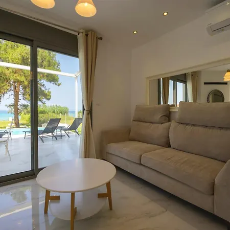 بيت للعطل Aura Beachfront Private Pool