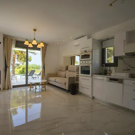 Aura Beachfront Private Pool بيت للعطل