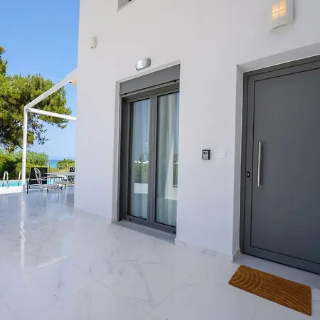 Aura Beachfront Private Pool بيت للعطل