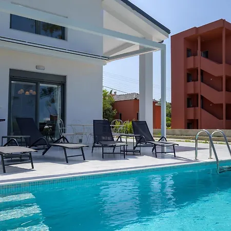 Aura Beachfront Private Pool بيت للعطل