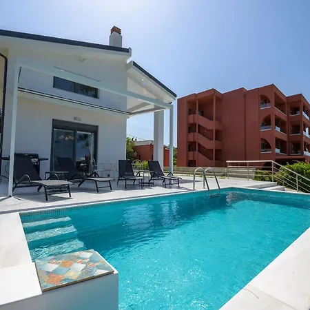 Aura Beachfront Private Pool *