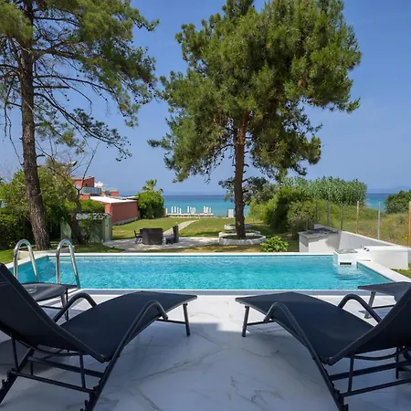 بيت للعطل Aura Beachfront Private Pool