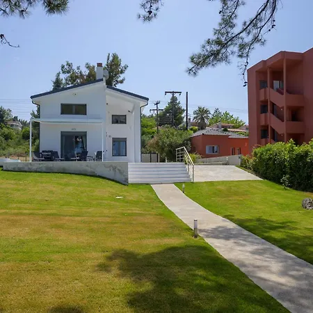 Aura Beachfront Private Pool كريوبيجي