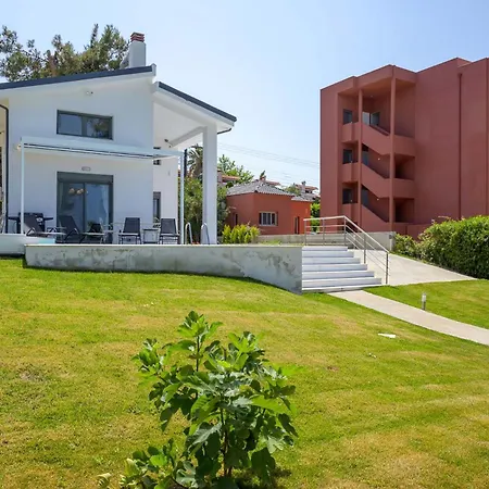 Aura Beachfront Private Pool بيت للعطل