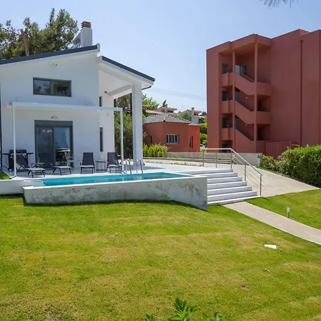 بيت للعطل Aura Beachfront Private Pool *