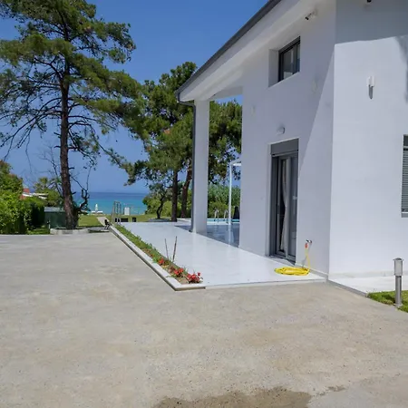 Aura Beachfront Private Pool بيت للعطل