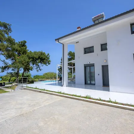 بيت للعطل Aura Beachfront Private Pool