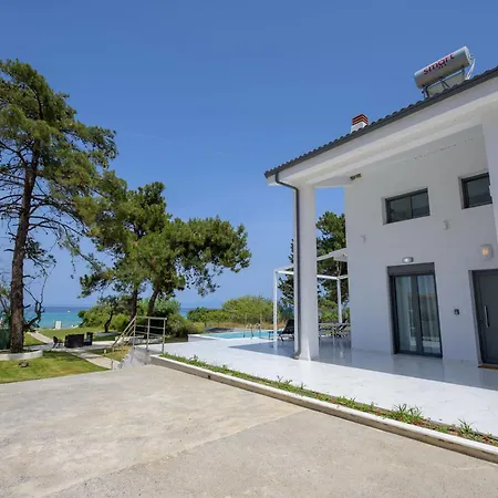 بيت للعطل Aura Beachfront Private Pool *