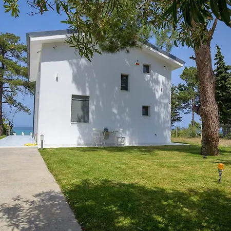 Aura Beachfront Private Pool بيت للعطل