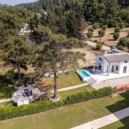 Aura Beachfront Private Pool كريوبيجي