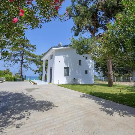 Aura Beachfront Private Pool كريوبيجي