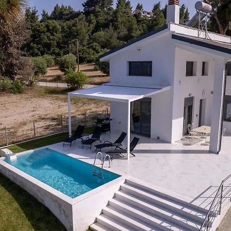 Aura Beachfront Private Pool بيت للعطل