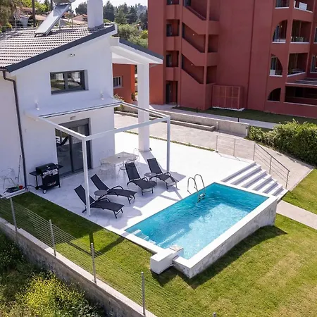 Aura Beachfront Private Pool بيت للعطل