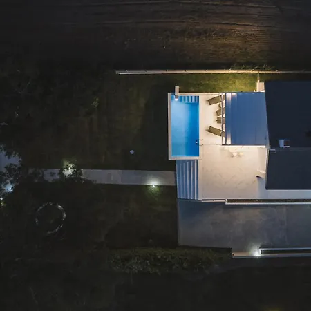 بيت للعطل Aura Beachfront Private Pool كريوبيجي