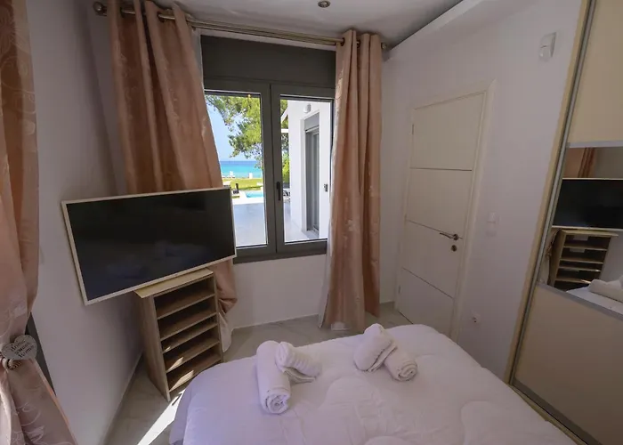 Aura Beachfront Private Pool *