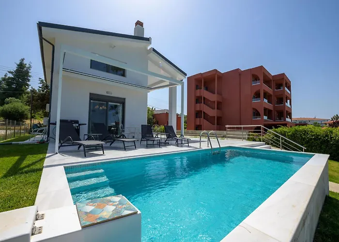 Aura Beachfront Private Pool *