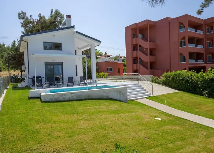 Aura Beachfront Private Pool *