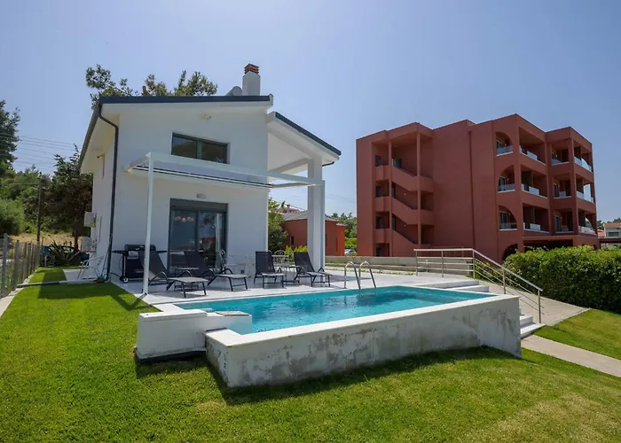 Aura Beachfront Private Pool *