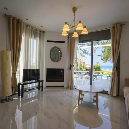 Nyaraló Aura Beachfront Private Pool Kriopijí