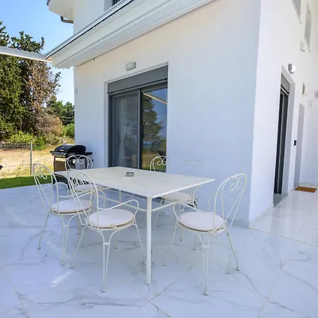 Aura Beachfront Private Pool Nyaraló