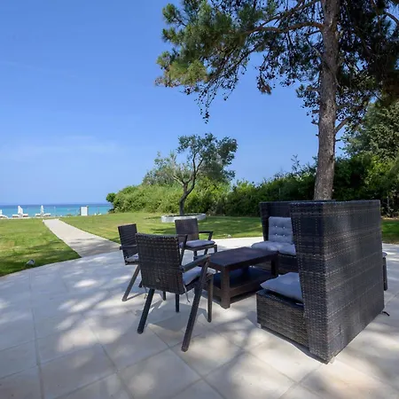 Aura Beachfront Private Pool *