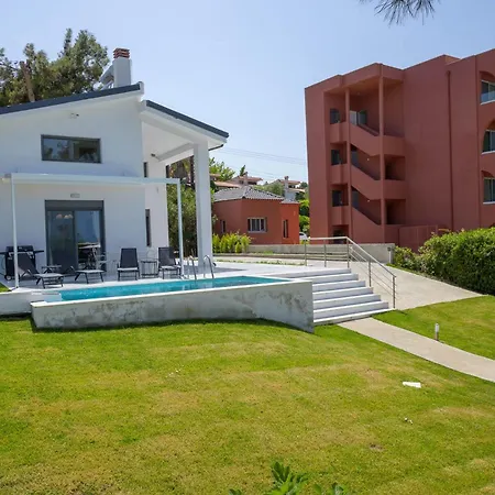 Aura Beachfront Private Pool *