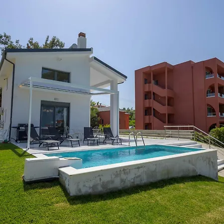 Aura Beachfront Private Pool *