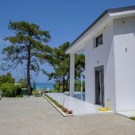 Nyaraló Aura Beachfront Private Pool Kriopijí