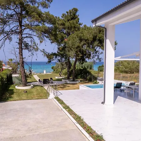 Aura Beachfront Private Pool Nyaraló