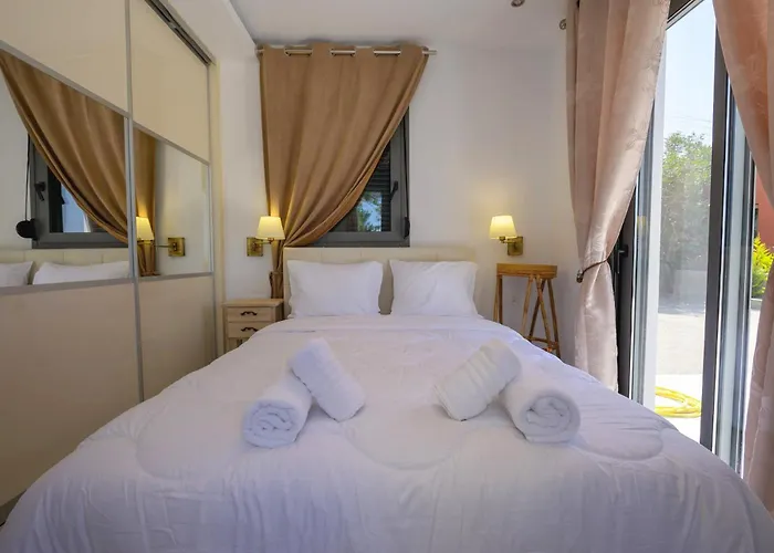 Aura Beachfront Private Pool Ferienhaus *