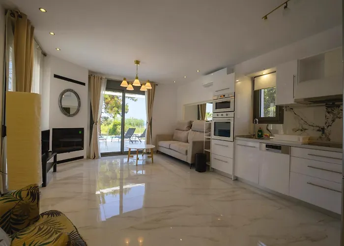 Ferienhaus Aura Beachfront Private Pool