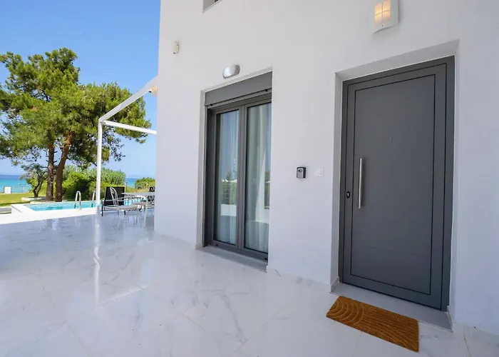 Aura Beachfront Private Pool Ferienhaus
