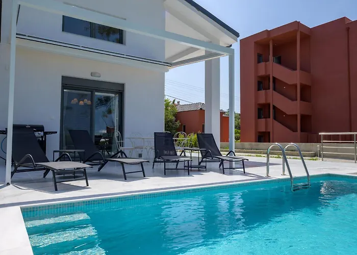 Aura Beachfront Private Pool Ferienhaus