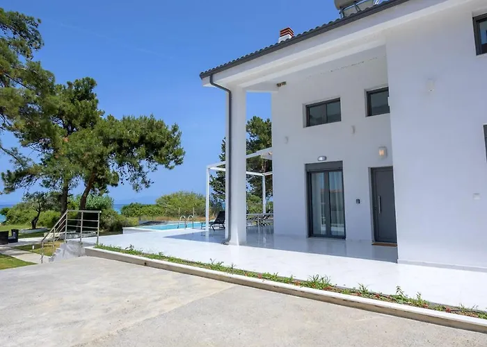 Ferienhaus Aura Beachfront Private Pool